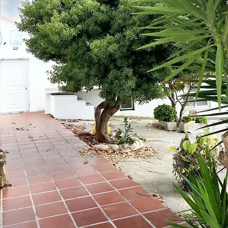 Prázdninový dům Spacious House In With Garden & Terrace Encarnacao